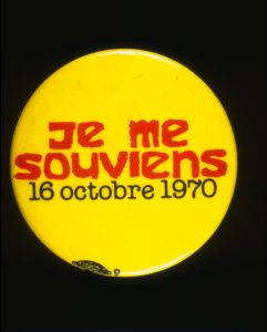 Macaron protestant contre la Loi sur les mesures de guerre avec le texte « Je me souviens, 16 octobre 1970»