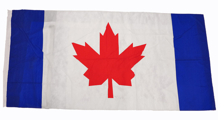 Drapeau de nylon imprimé arborant un champ blanc avec une grande feuille d’érable rouge en son centre, entre de larges bandes bleues verticales à chacune des extrémités