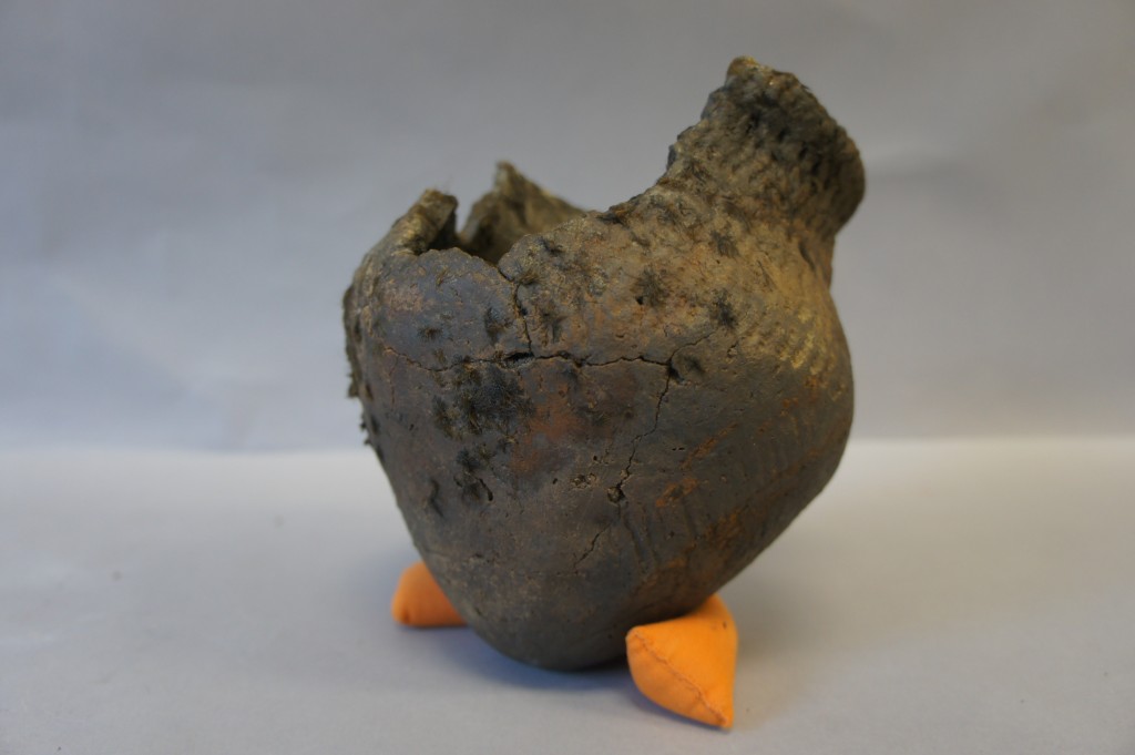 One of the seven Aboriginal pottery vessels found in the St. Lawrence River that revealed the presence of caffeine. Canadian Museum of History, Photo: E. Laberge