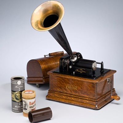 A wooden gramophone with a tin can next to it in the Canadian Museum of History.