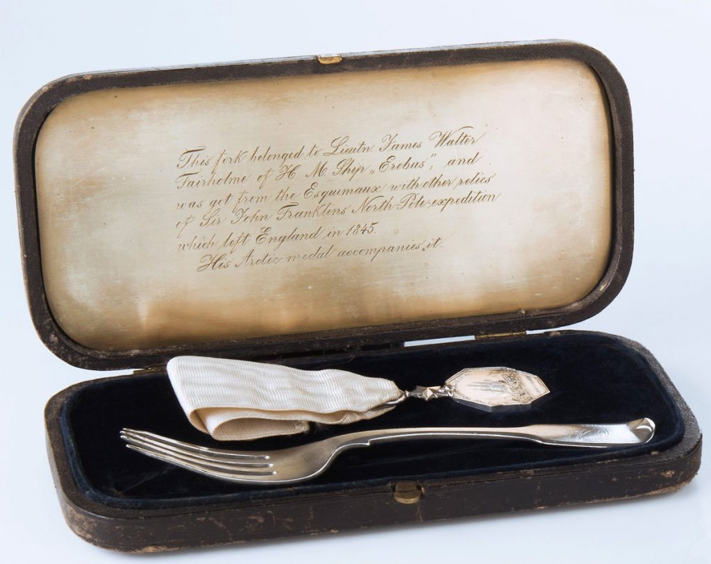 Dessert fork and Arctic Medal in a case. Canadian Museum of History, Lieutenant Fairholme’s collection, 2015.46.1.1; 2015.46.1.2 a-b; 2015.46.1.3, IMG2016-0321-0015