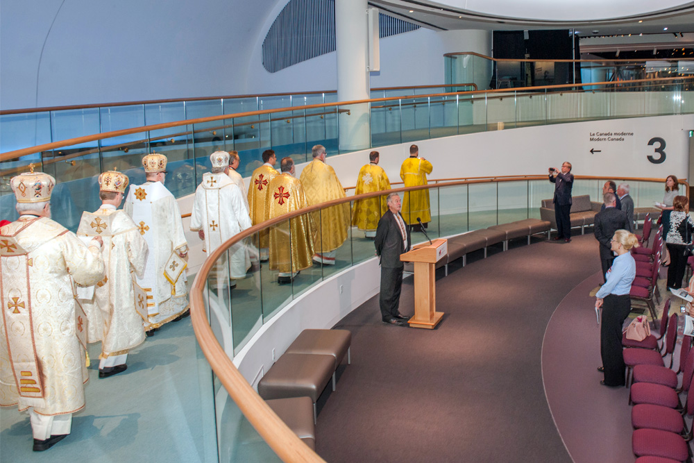 A special procession of religious clergy bearing the antymins moved from the Hub to the church at the beginning of the service. 