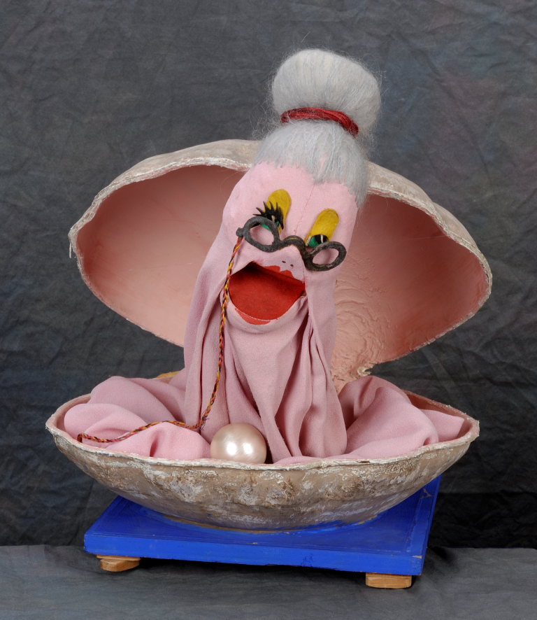 Pearl van Oyster, mouth puppet.