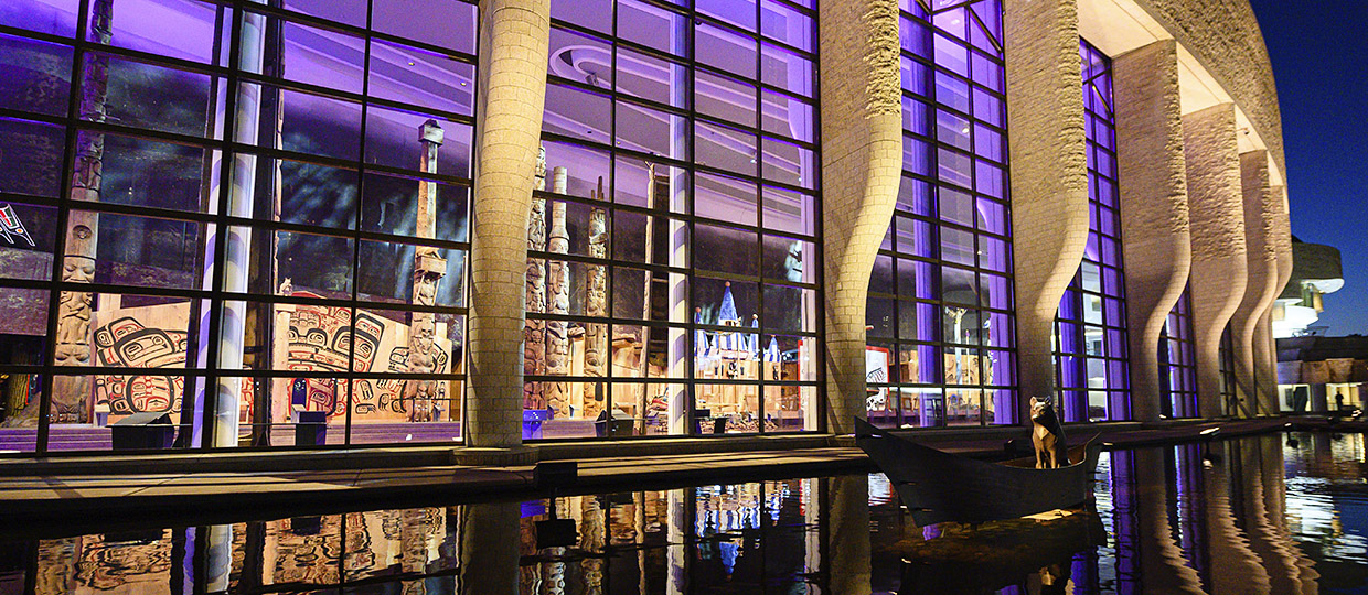 Exterior of the Grand Hall with the sculpture 'namaxsala